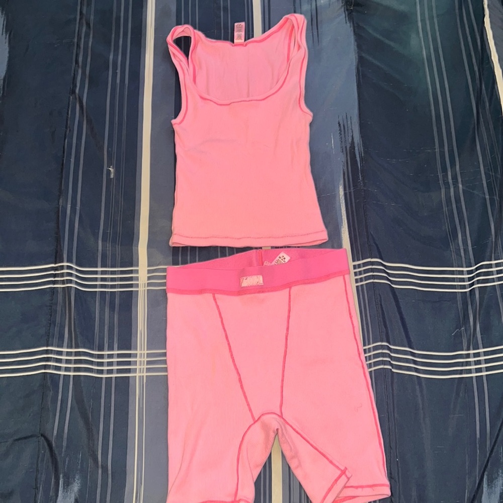 Skims bubble gum pink